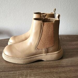 NEW ZARA BOOTS WITH ZIPPER .NWT ALL WEATHER. GREIT NEUTRAL COLOR SIZE 37.
